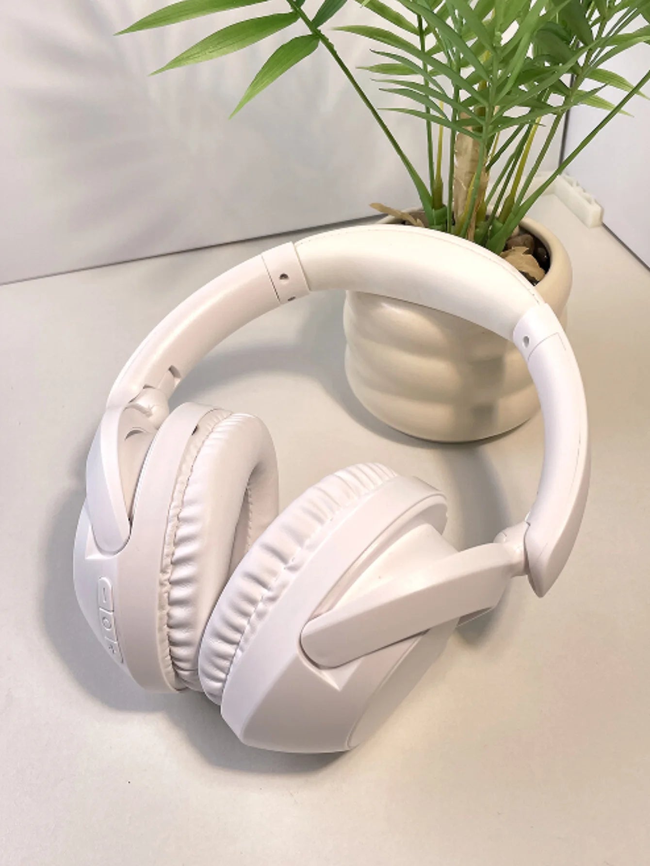 Wireless Bluetooth over-ear headphones, with long battery life and low latency, rotatable and foldable gaming sports headphones